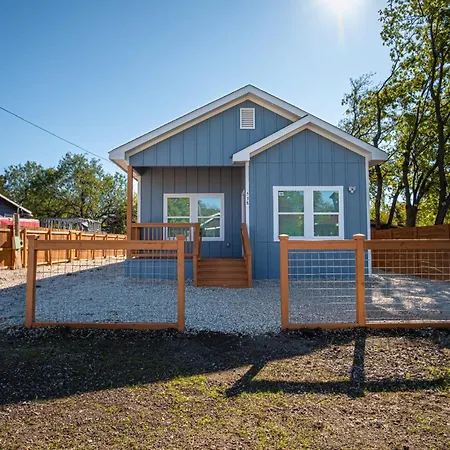 Stylish 3Br2Ba Urban Retreat Near Lively Downtown Villa